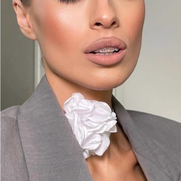 Sheer Flower choker🌸so pretty on. - Picture 5 of 5